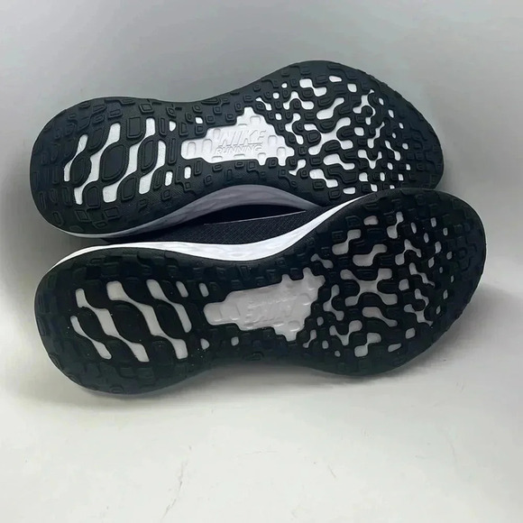 Nike Women’s Low-Top Track & Field Shoe New without Box Size 10.5 W. Black/White - Picture 8 of 8